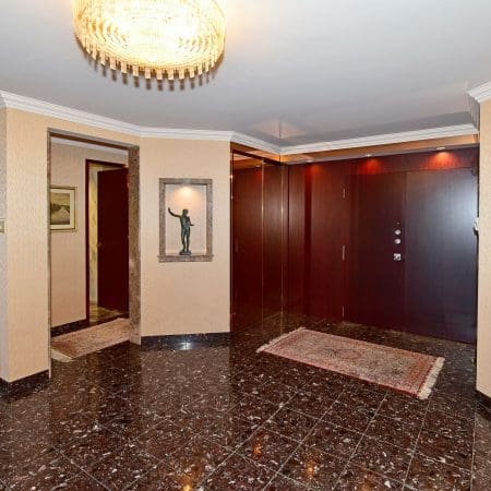 110 Bloor St. West 1805 Foyer